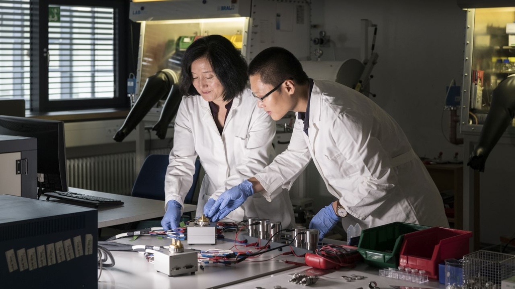 Zhirong Zhao-Karger (links) forscht im Projekt CaSino an der Verbesserung eines Elektrolyten für Calcium-Schwefel-Batterien. (Foto: Markus Breig, KIT) 