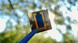 Perovskite/CIS tandem solar cells are already able to convert a relatively high fraction of incident light into electric current. Future refinements can improve efficiency further. (Photo: Marco A. Ruiz-Preciado, KIT) 