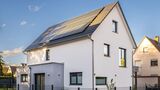 Mit Sonnenkraft voraus: Über die Hälfte der europäischen Einfamilienhäuser könnte sich energieunabhängig machen. (Foto: Markus Breig, KIT)