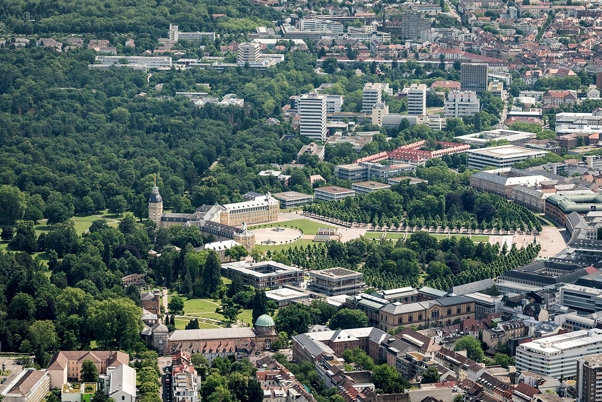 Luftaufnahme von Karlsruhe mit dem Karlsruher Schloss, grünen Parks und dem Campus Süd im Hintergrund
