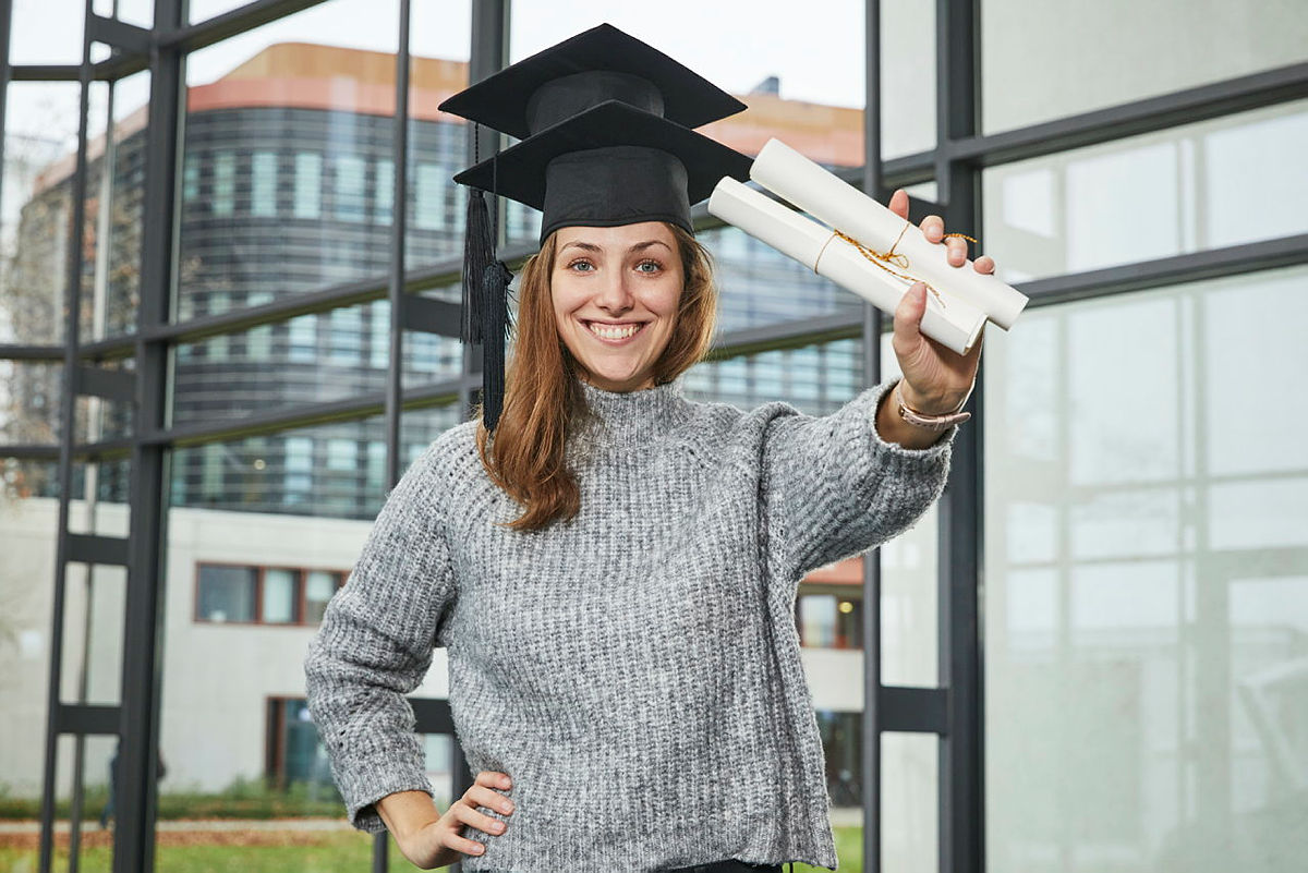 Academic careers at KIT: Graduate with doctoral cap and certificate