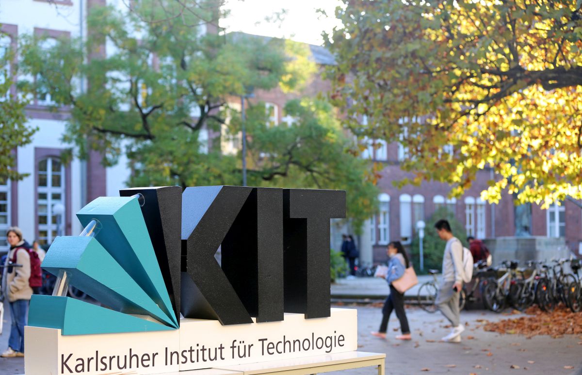 Großes KIT-Logo auf dem Campus Süd des KIT