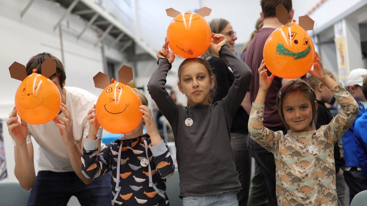 Kinder am Maus-Tag mit Maus-Luftballons