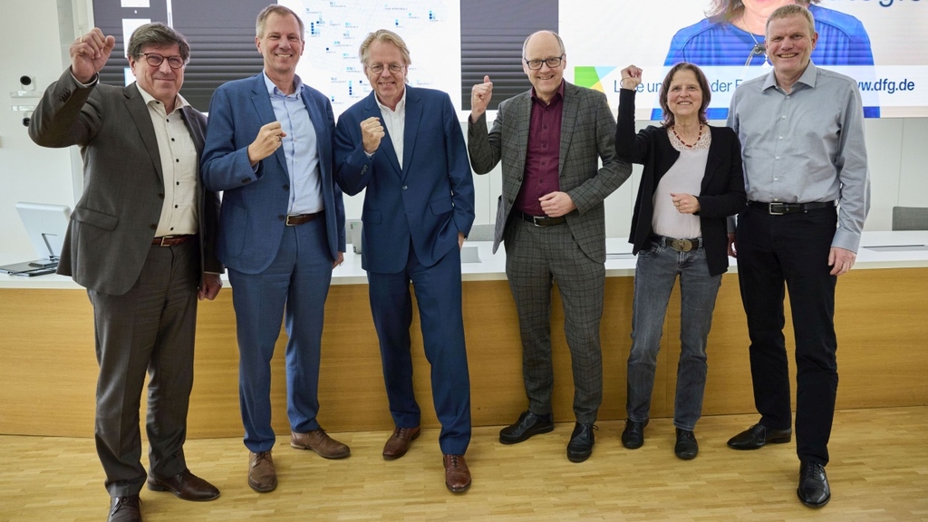 The KIT Executive Board celebrates KIT's succes in the Excellence Strategy Competition.