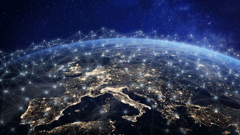 Erde aus dem Weltraum bei Nacht mit leuchtendem Kommunikationsnetz über Europa.