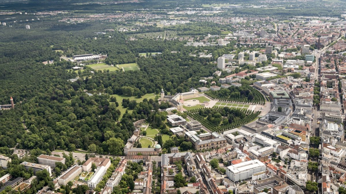 Markus Breig, KIT Luftaufnahme eines Schlosses mit großem Park und urbaner Umgebung.