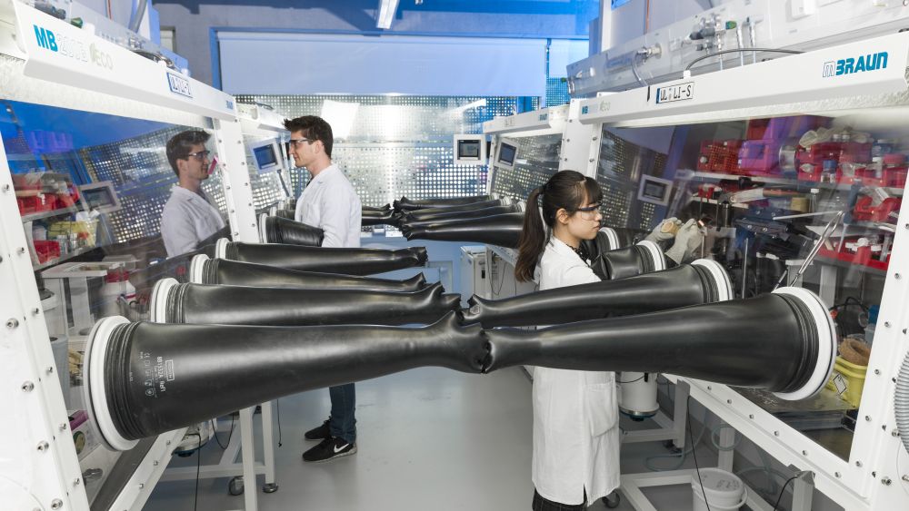 Forschende setzen Magnesiumbatterien an Handschuhbox unter Argon-Schutzgas zusammen.