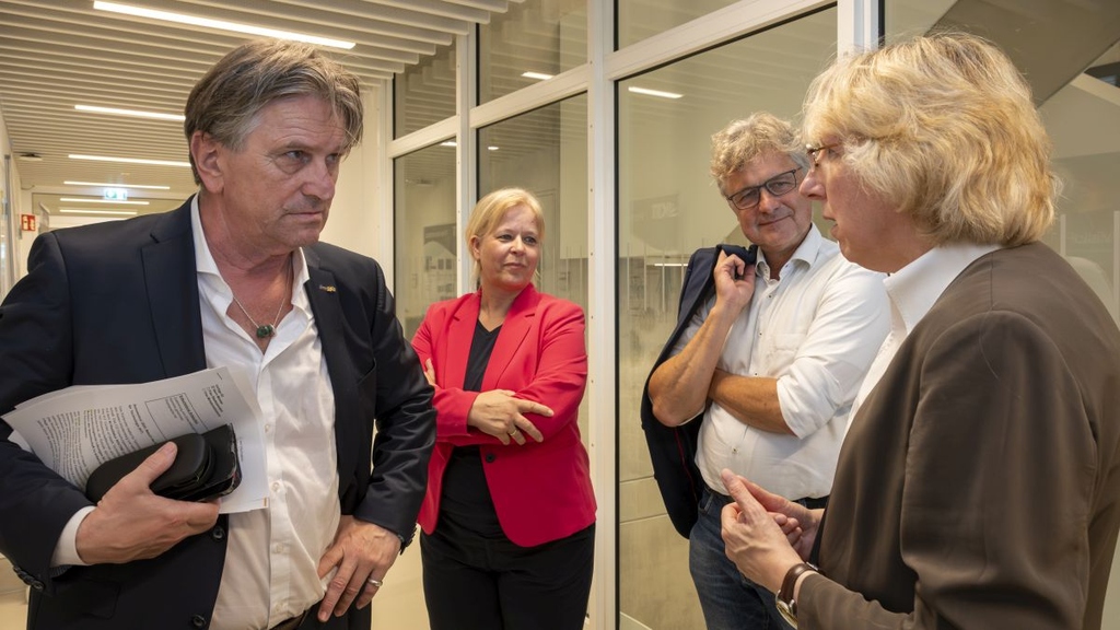 Landesgesundheitsminister Manne Lucha (l.) und der Karlsruher OB Dr. Frank Mentrup (2. v. r.) bei ihrem Besuch des KIT-Zentrums HealthTech im Gespräch mit Prof. Ute Schepers (2. v. l.) und Prof. Andrea Robitzki, Leiterin Bereich I am KIT. 