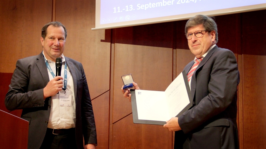 Thomas Hirth bei der Preisverleihung der DECHEMA-Medaille.