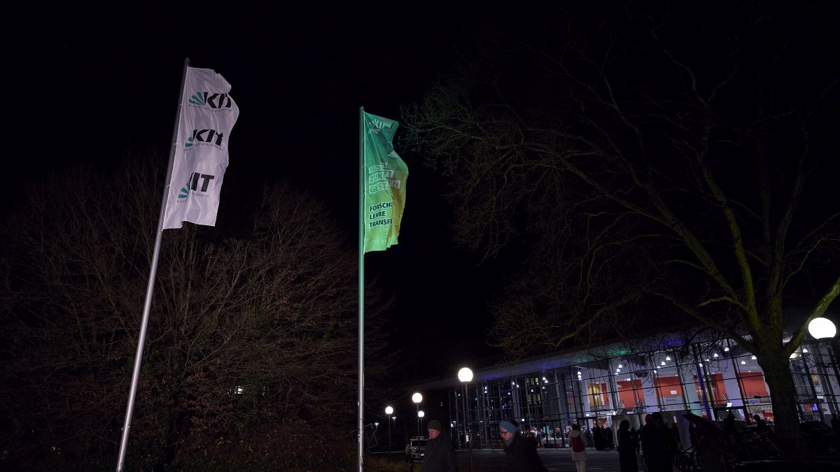 KIT-Flagge und Jubiläumsflagge vor dem Audimax am Campus Süd des KIT