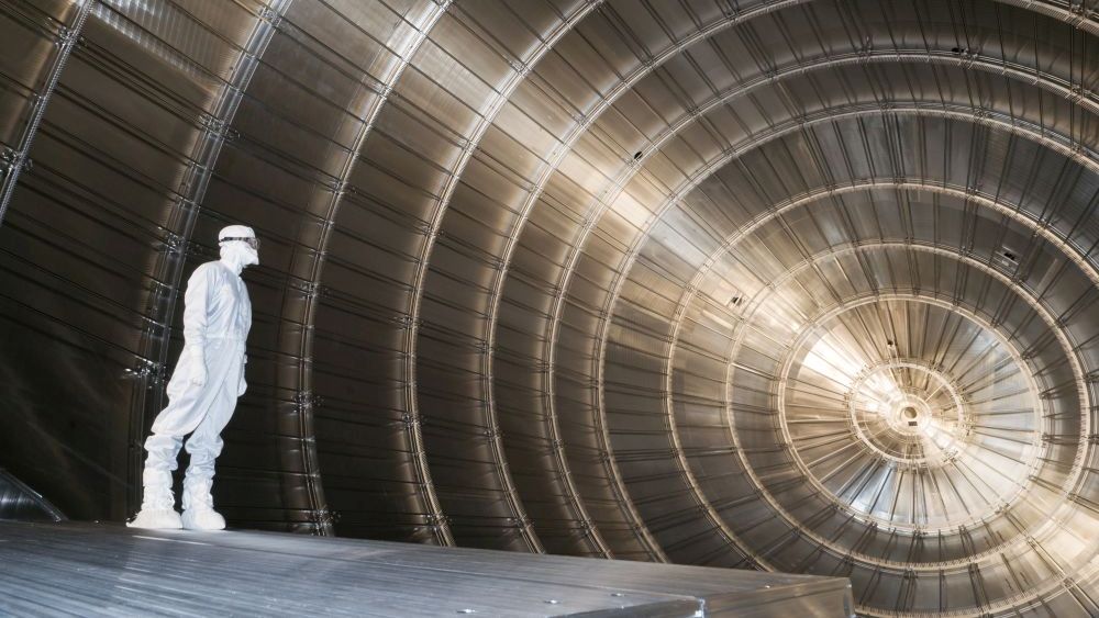 Der Hauptspektrometertank von KATRIN ist etwa 24 Meter lang und wiegt 200 Tonnen.