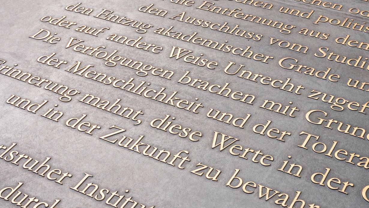 Ausschnitt aus der Gedenktafel für die im Nationalsozialismus verfolgten Angehörigen der Technischen Hochschule Karlsruhe im Ehrenhof des KIT. (Foto: Markus Breig, KIT) 