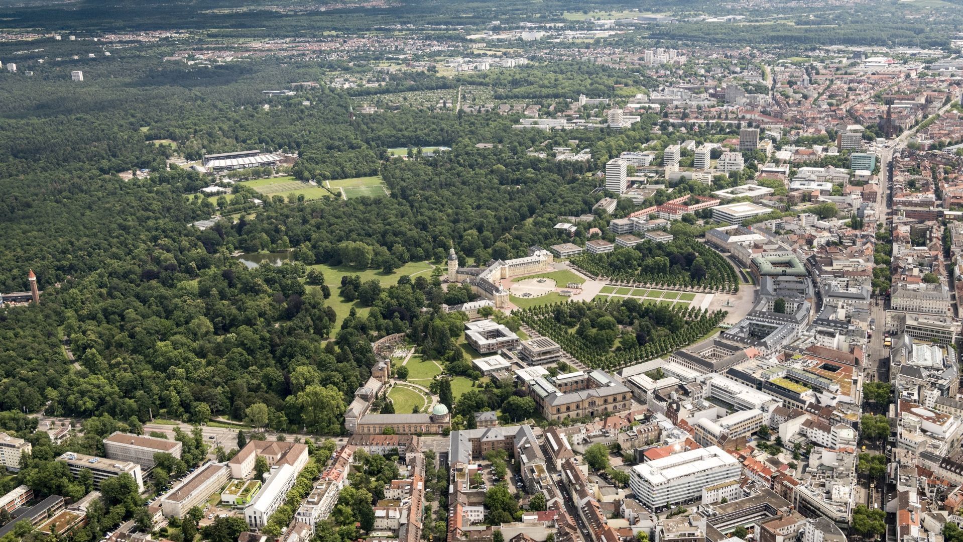 Die Stadt Karlsruhe mit Stadtwald im bebauten und straßennahen Bereich wie Friedhöfen, Parks, Gärten oder Höfen sowie periurbanem Wald im stadtnahen Naturraum. 