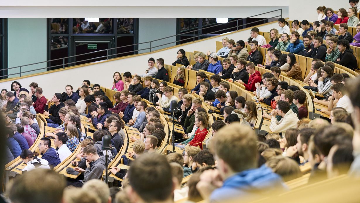 Das KIT begrüßt seine neuen Studierenden mit einer Feier im Audimax 