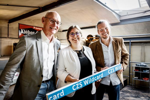 Das Projekt UCART beschreitet neue Wege in der Krebs-Strahlentherapie: (v. links) Prof. Oliver Jäkel (DKFZ), Prof. Anke-Susanne Müller (KIT), Prof. Matthias Fuchs (KIT). (Foto: Carl-Zeiss-Stiftung)