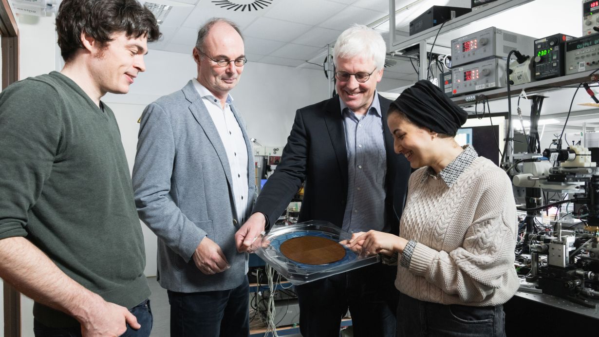 ERC Synergy Grant für das ATHENS-Projektteam mit Adrian Schwarzenberger, Professor Stefan Bräse, Professor Christian Koos, Hend Kholeif (v. l. n. r., Foto: Amadeus Bramsiepe, KIT)