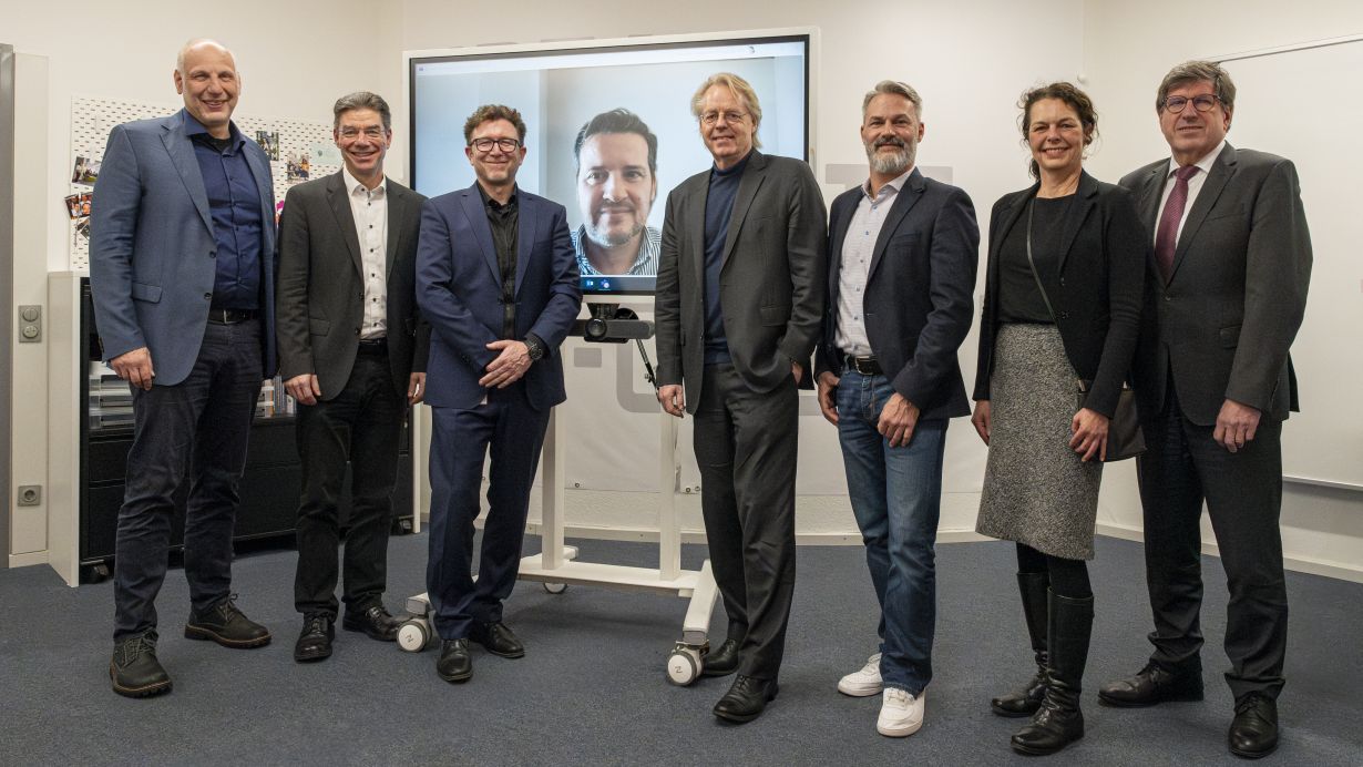 Bauen ihre Zusammenarbeit aus:  Prof. Stefan Nickel (KIT), Prof. Michael Decker (KIT), Dr. Carsten Holtmann (IBM), Dr. Juan Bernabe Moreno (IBM, virtuell auf dem Bildschirm: Prof. Jan S. Hesthaven (KIT), David Faller (IBM), Dr. Barbara Schmuker (KIT), Pro