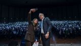 Festakt mit vielen Glanzlichtern: Moderatorin Linda Zervakis und der Präsident des KIT, Professor Jan S. Hesthaven, mit mehr als 2 000 Gästen in der Schwarzwaldhalle (Foto: Markus Breig, KIT).