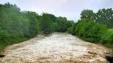 Kleiner Fluss, der Hochwasser führt