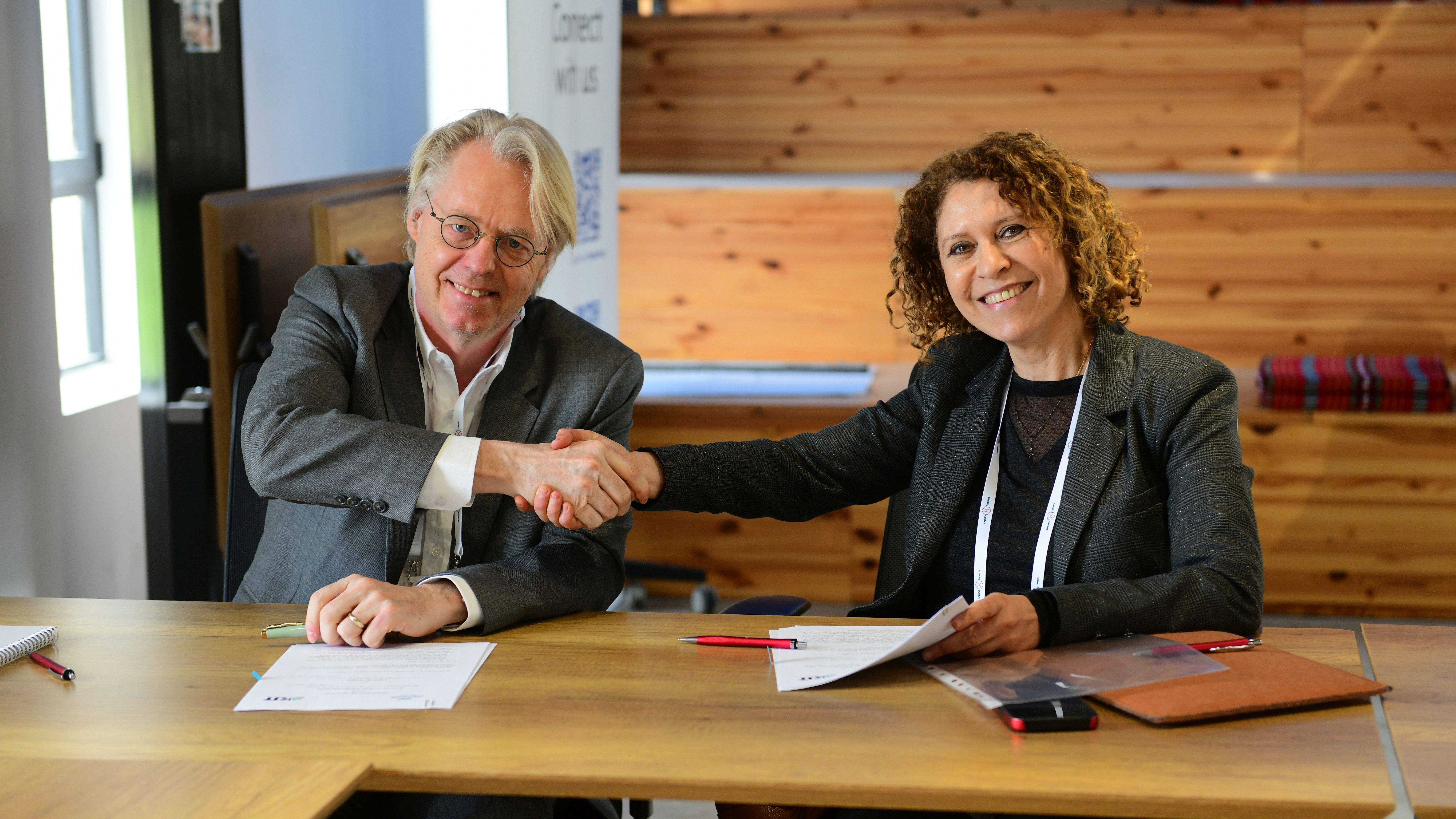 Unterzeichneten eine Kooperationsvereinbarung: Professor Jan S. Hesthaven, Präsident des KIT, Professorin Mouna Maroun, Rectorin University of Haifa (Foto: Medhat Zioud)