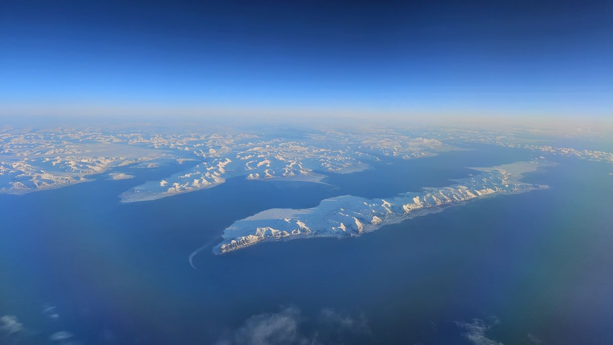 Der Blick aus einem Forschungsflugzeug in der Arktis auf Spitzbergen