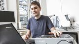 KIT Studierender mit Sehbeeinträchtigung am Computer